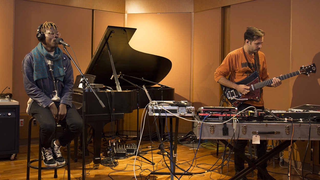 Au studio 18 de Radio-Canada, Pierre Kwenders interprète la chanson <em>Tuba Tuba</em> avec Olivier Pépin à la guitare électrique et au clavier. Au studio 18 de Radio-Canada, Pierre Kwenders interprète la chanson <em>Tuba Tuba</em> avec Olivier Pépin à la guitare électrique et au clavier.