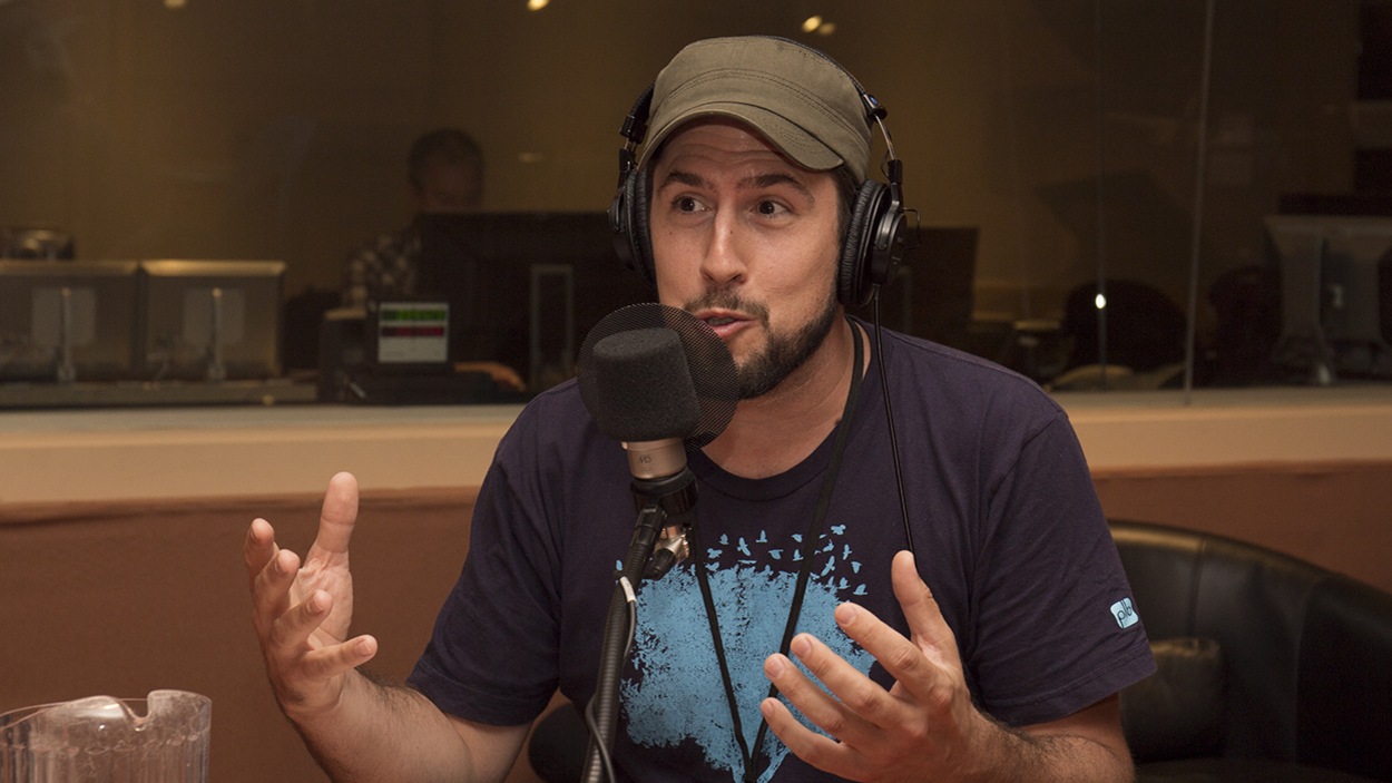 Le poète David Goudreault devant un micro du studio 18 de Radio-Canada Le poète David Goudreault devant un micro du studio 18 de Radio-Canada