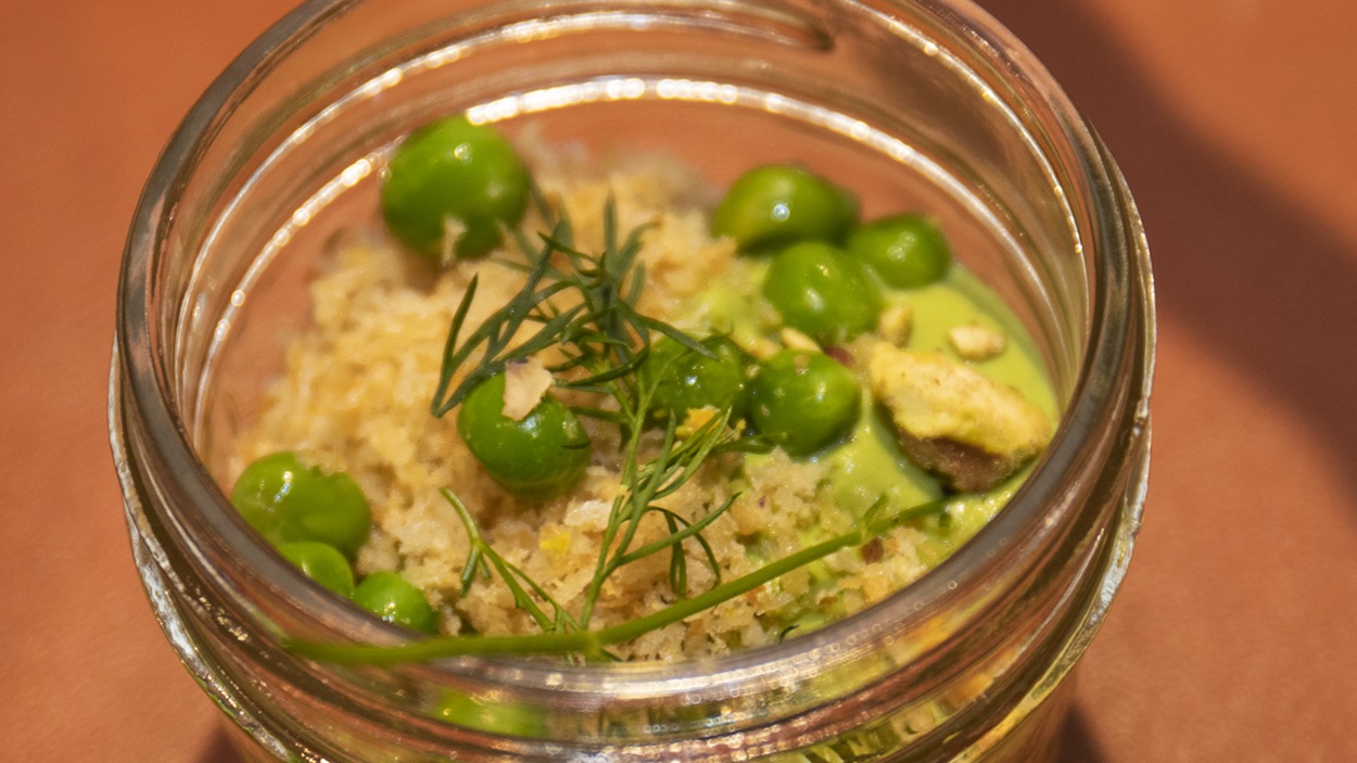 Le potage froid crémeux aux petits pois et aux herbes, chapelure croquante épicée de Caroline Huard. Le potage froid crémeux aux petits pois et aux herbes, chapelure croquante épicée de Caroline Huard.