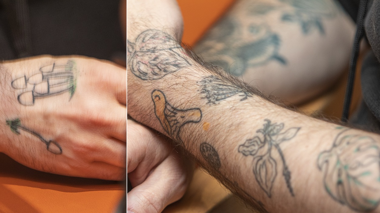 Des tatouages de plantes sur les mains et les bras du jardinier créatif Dominic Raîche. Des tatouages de plantes sur les mains et les bras du jardinier créatif Dominic Raîche.