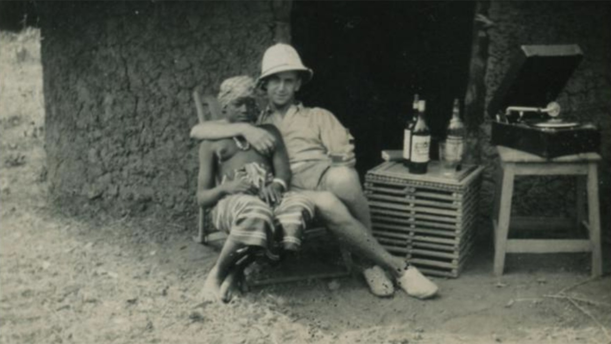Un homme blanc enlace une jeune femme noire à la poitrine dénudée dans cette image tirée du livre <i>Sexe, race et colonies</i>. Un homme blanc enlace une jeune femme noire à la poitrine dénudée dans cette image tirée du livre <i>Sexe, race et colonies</i>.