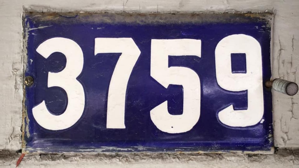 Un plaque de métal bleue avec des chiffres blancs dessus. Un plaque de métal bleue avec des chiffres blancs dessus.