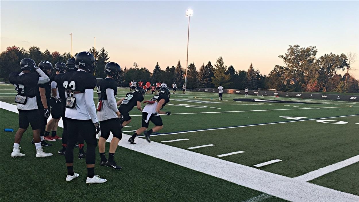 Des joueurs de football pendant une pratique Des joueurs de football pendant une pratique