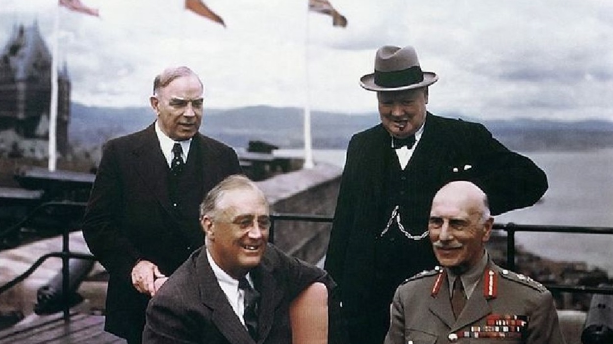 Le premier ministre canadien Mackenzie King, le premier ministre britannique Winston Churchill, le gouverneur général du Canada Alexander Cambridge Earl of Athlone et le président américain Franklin Roosevelt à la conférence de Québec en 1943. En arrière-plan, le Château Frontenac et le fleuve Saint-Laurent. Le premier ministre canadien Mackenzie King, le premier ministre britannique Winston Churchill, le gouverneur général du Canada Alexander Cambridge Earl of Athlone et le président américain Franklin Roosevelt à la conférence de Québec en 1943. En arrière-plan, le Château Frontenac et le fleuve Saint-Laurent.