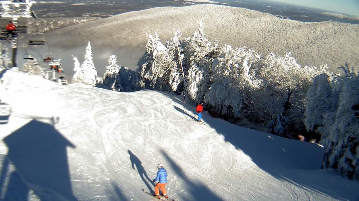 Le mont Sutton enneigé, en janvier 2019. On y voit des skieurs pratiquer leur sport sous un soleil ardent. Le mont Sutton enneigé, en janvier 2019. On y voit des skieurs pratiquer leur sport sous un soleil ardent.