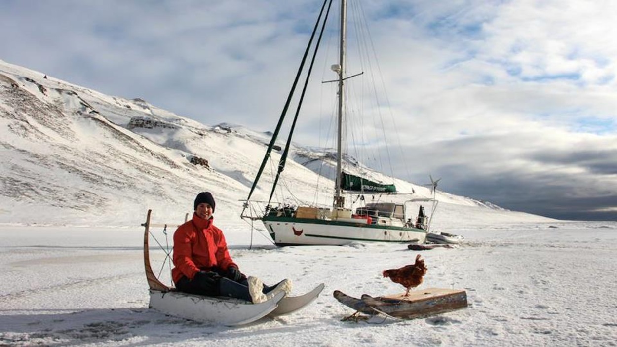 Guirec Soudée sur la neige avec sa poule Monique. Guirec Soudée sur la neige avec sa poule Monique.