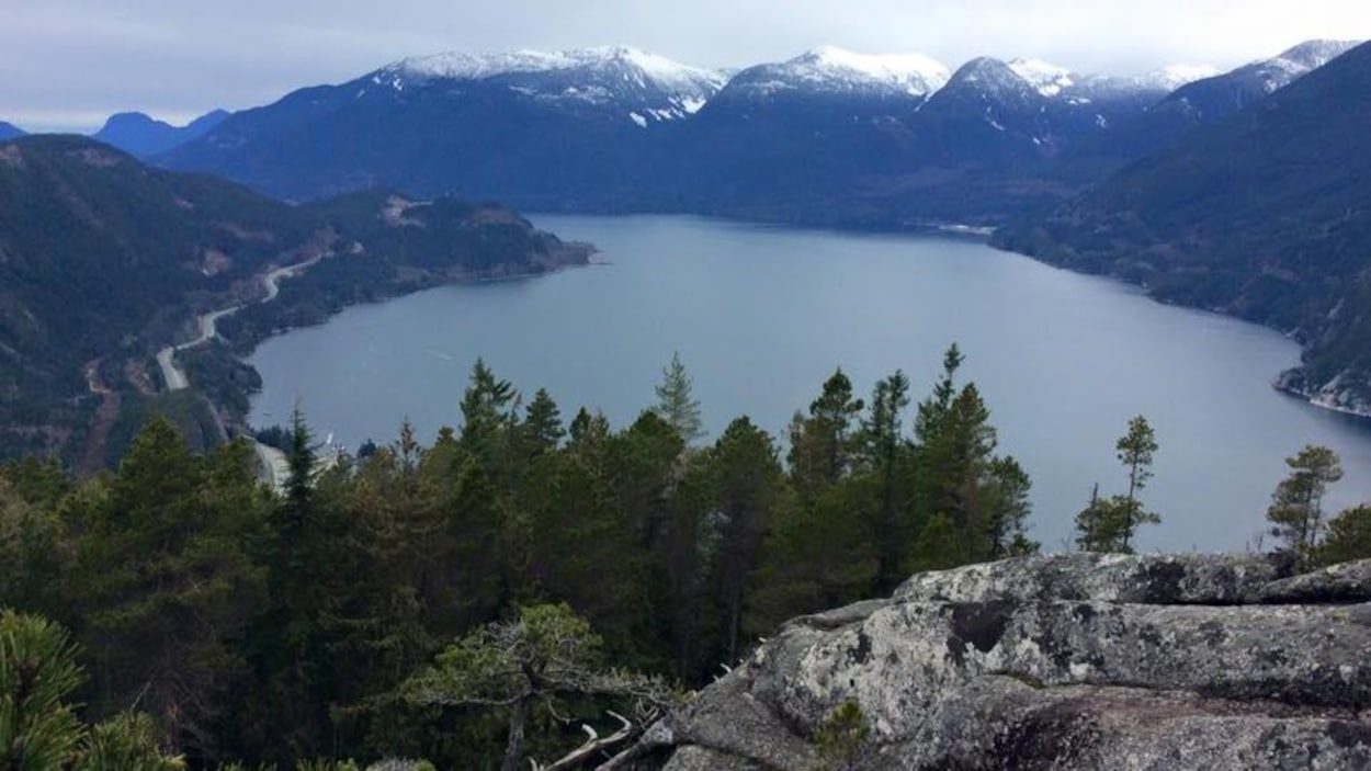 Un lac au pied des montagnes près de Squamish. Un lac au pied des montagnes près de Squamish.