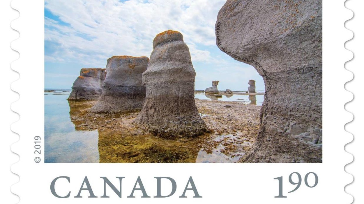 Le timbre de Postes Canada qui montre la photo prise par Lévis Landry dans l’Anse des Érosions de l’île Quarry, dans la Réserve de parc national de l'Archipel-de-Mingan Le timbre de Postes Canada qui montre la photo prise par Lévis Landry dans l’Anse des Érosions de l’île Quarry, dans la Réserve de parc national de l'Archipel-de-Mingan
