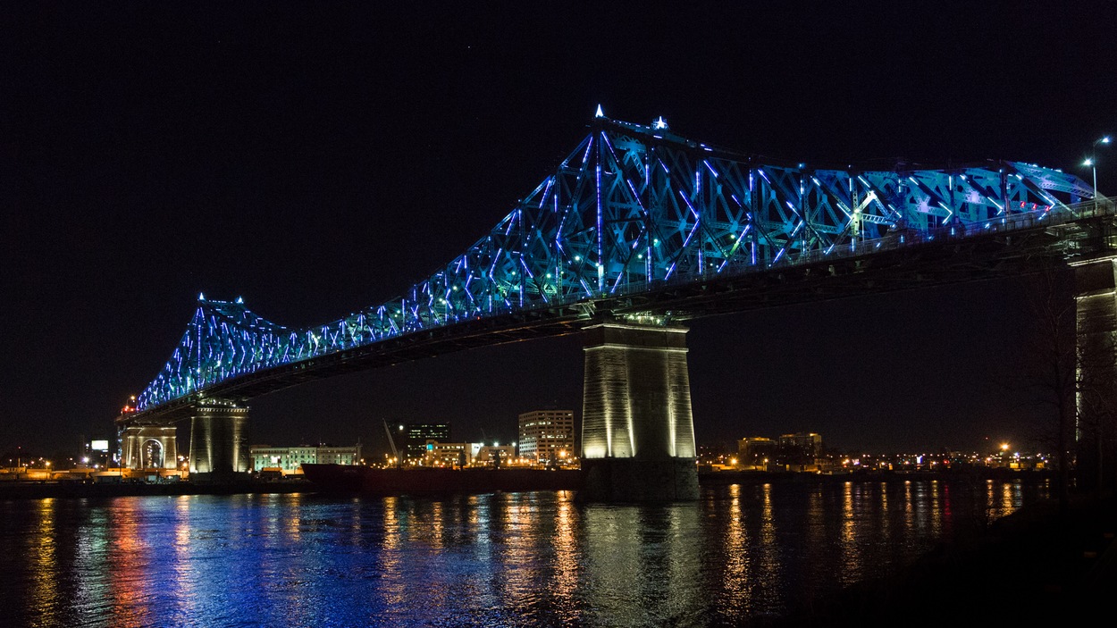 L'illumination du pont Jacques-Cartier, à Montréal L'illumination du pont Jacques-Cartier, à Montréal