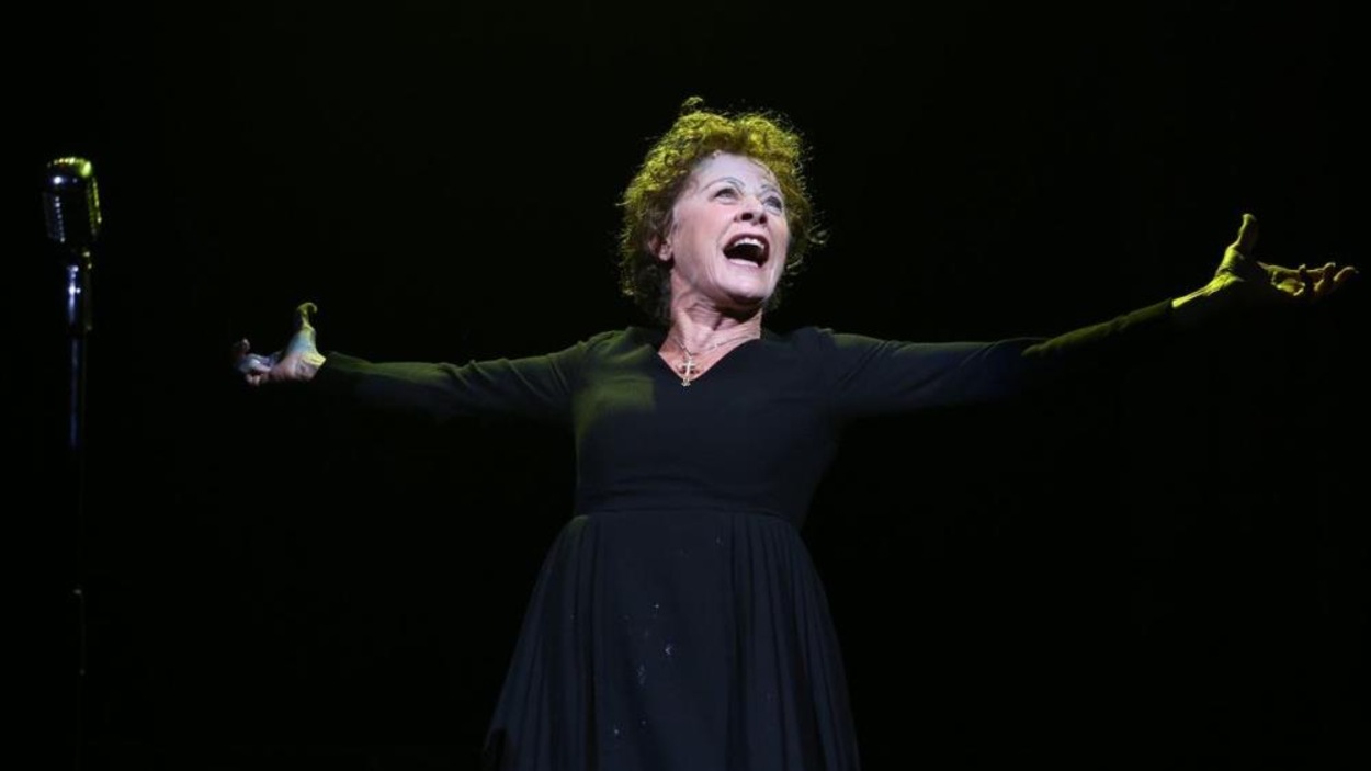 Louis Pitre, qui incarne le rôle d'Édith Piaf chante sur scène. Louis Pitre, qui incarne le rôle d'Édith Piaf chante sur scène.