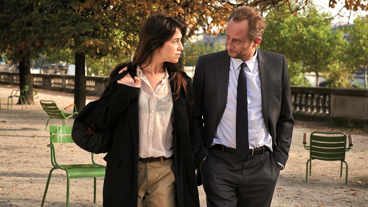 Un homme et une femme marchent dans un parc Un homme et une femme marchent dans un parc