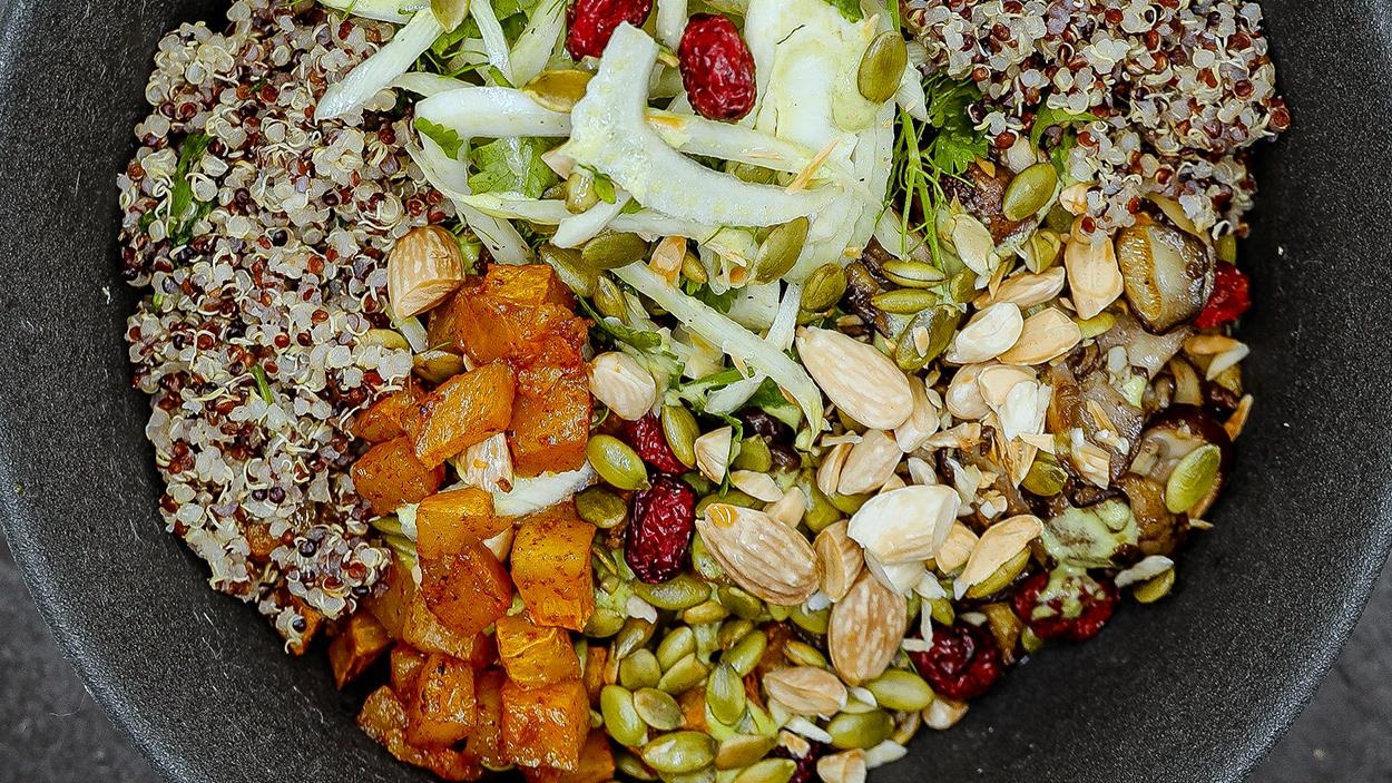 Bol de quinoa tricolore comprenant des noix de grenoble, des graines de citrouille, des amandes, des canneberges, des champignons, du fenouil, et des cubes de citrouilles. Bol de quinoa tricolore comprenant des noix de grenoble, des graines de citrouille, des amandes, des canneberges, des champignons, du fenouil, et des cubes de citrouilles.