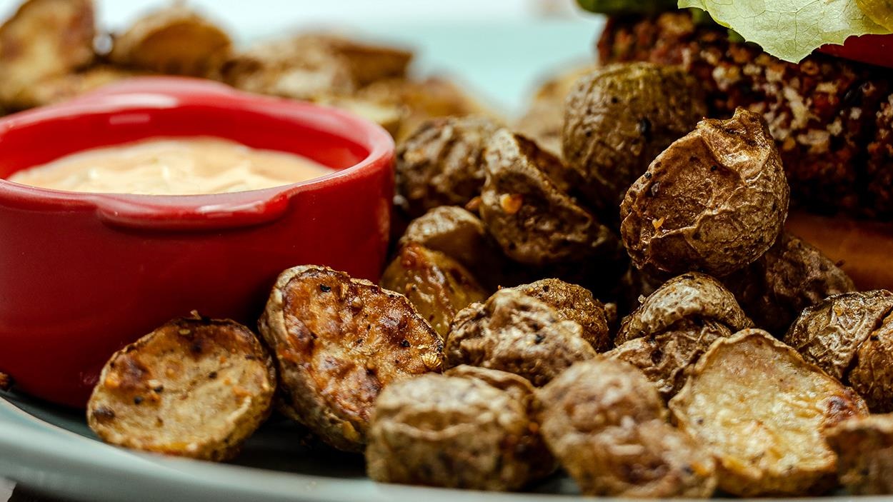 Une assiette de pommes de terre rôties aux épices à steak de Montréal, accompagnée d'une sauce Sauce McOrsini.
Une assiette de pommes de terre rôties aux épices à steak de Montréal, accompagnée d'une sauce Sauce McOrsini.
