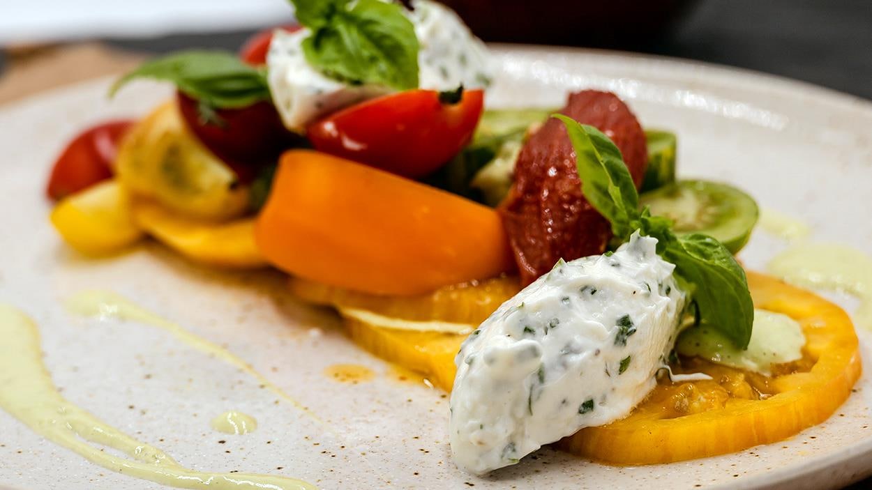 Salade de tomates et mousse de fromage de chèvre. Salade de tomates et mousse de fromage de chèvre.