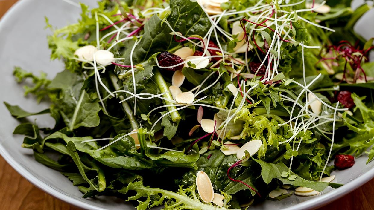 Salade d’épinards et de pousses de moutarde d’Émilie Rizzetto. Salade d’épinards et de pousses de moutarde d’Émilie Rizzetto.