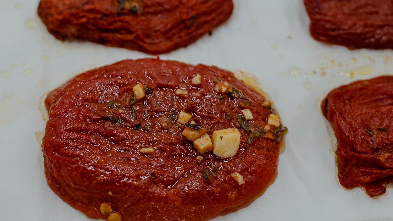 Des tomates confites au thym. Des tomates confites au thym.