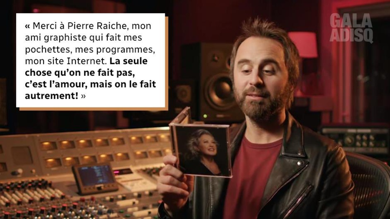 L'humoriste tient le cd L'humoriste tient le cd