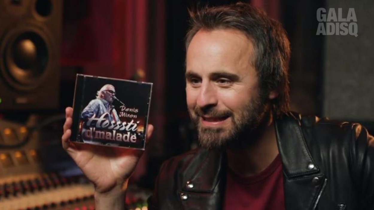 L'humoriste tient le boitier du CD dans sa main L'humoriste tient le boitier du CD dans sa main