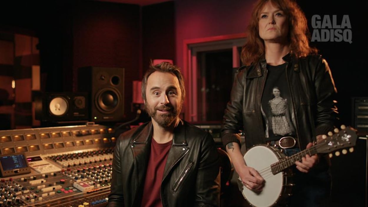 L'humoriste et la chanteuse en studio L'humoriste et la chanteuse en studio