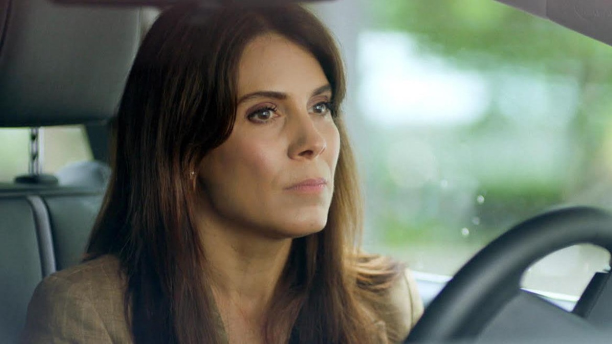 Une femme songeuse. Elle est assise dans une voiture. Une femme songeuse. Elle est assise dans une voiture.