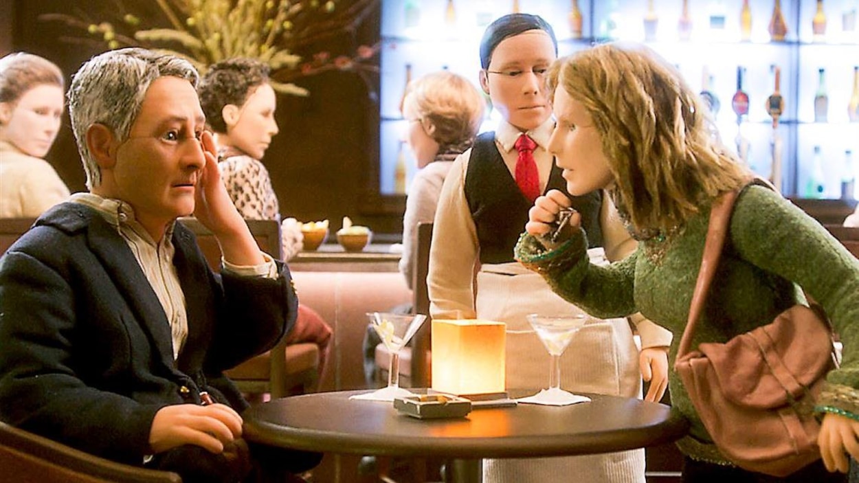 Dans un restaurant, un homme et une femme en marionnettes se disputent. Dans un restaurant, un homme et une femme en marionnettes se disputent.