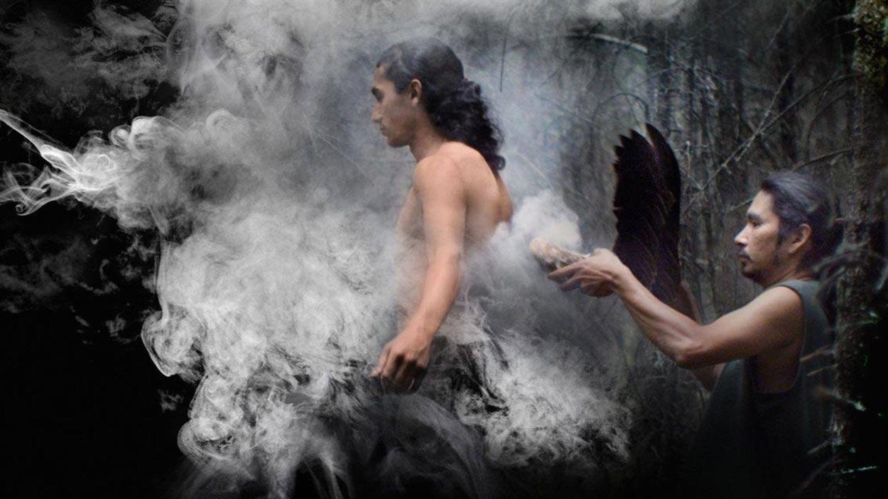 Deux hommes participant à un rituel Deux hommes participant à un rituel