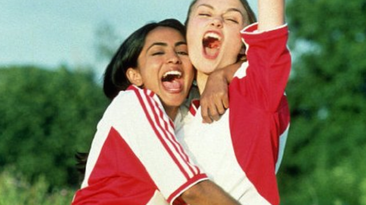 Deux adolescences en tenue de football crient de joie