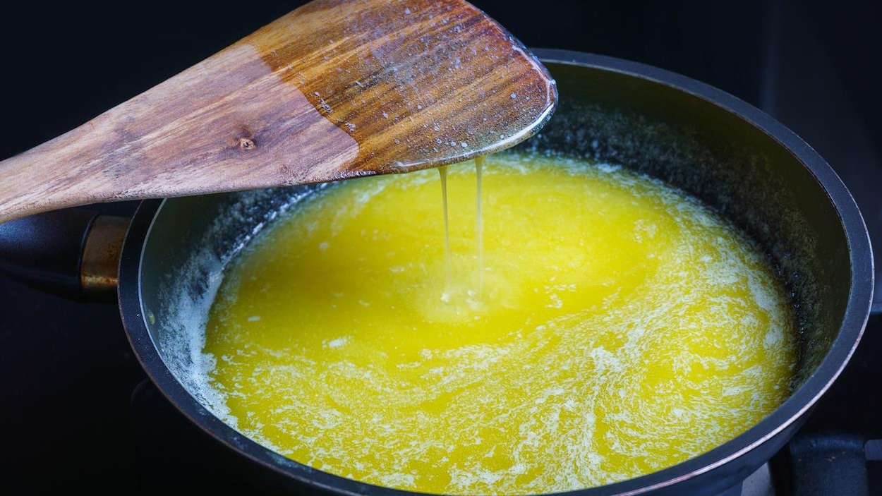 Beurre fondu dans un poêlon. Beurre fondu dans un poêlon.