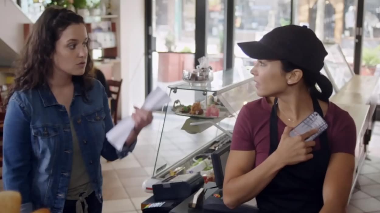 Anais vient porter son CV dans une boulangerie.