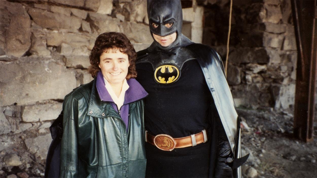 Dans un décor tout en pierre, la réalisatrice de Découverte Jeannita Richard et l'animateur Charles Tisseyre déguisé en Batman sourient. Dans un décor tout en pierre, la réalisatrice de Découverte Jeannita Richard et l'animateur Charles Tisseyre déguisé en Batman sourient.