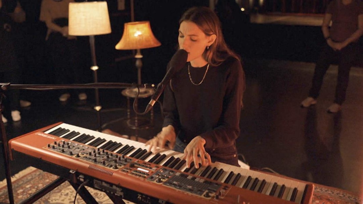 Une femme qui chante en s'accompagnant aux claviers. Une femme qui chante en s'accompagnant aux claviers.
