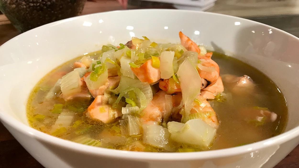 La soupe contient du saumon et des crevettes