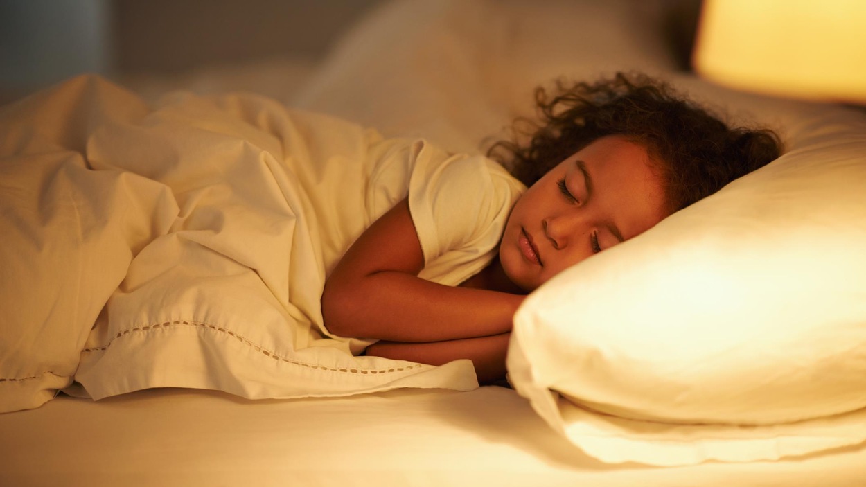 Une petite fille est endormie dans un lit. Une petite fille est endormie dans un lit.