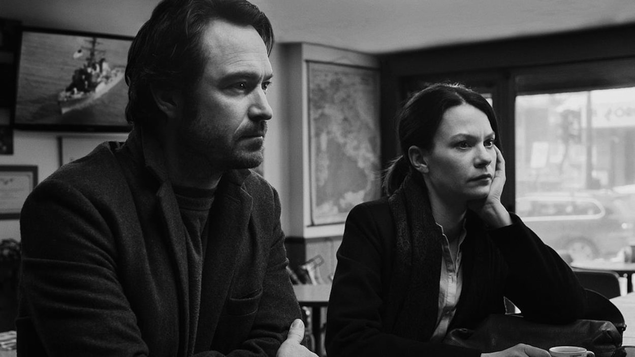 Un homme (Sébastien Ricard) et une femme (Fanny Mallette) accoudés à un comptoir de bar, en noir et blanc. Un homme (Sébastien Ricard) et une femme (Fanny Mallette) accoudés à un comptoir de bar, en noir et blanc.