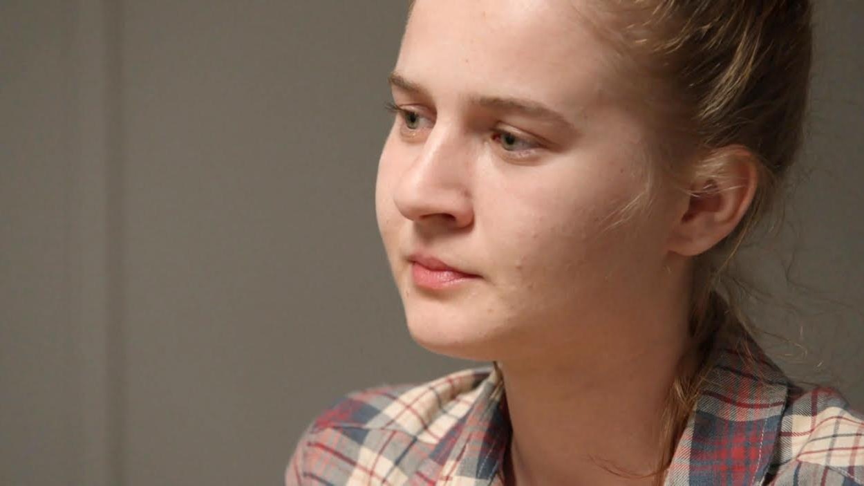 Une jeune femme qui porte une chemise à carreaux. Une jeune femme qui porte une chemise à carreaux.
