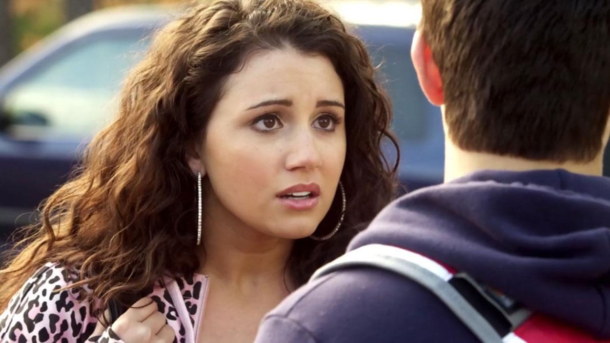 Drew et Bianca ne s'entendent pas sur ce qu'ils devraient faire après que celle-ci ait tué son ancien petit ami en légitime défense. Drew et Bianca ne s'entendent pas sur ce qu'ils devraient faire après que celle-ci ait tué son ancien petit ami en légitime défense.