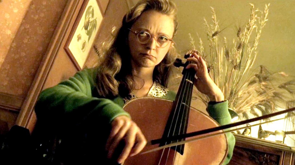 Une jeune femme à lunettes joue du violoncelle. Une jeune femme à lunettes joue du violoncelle.