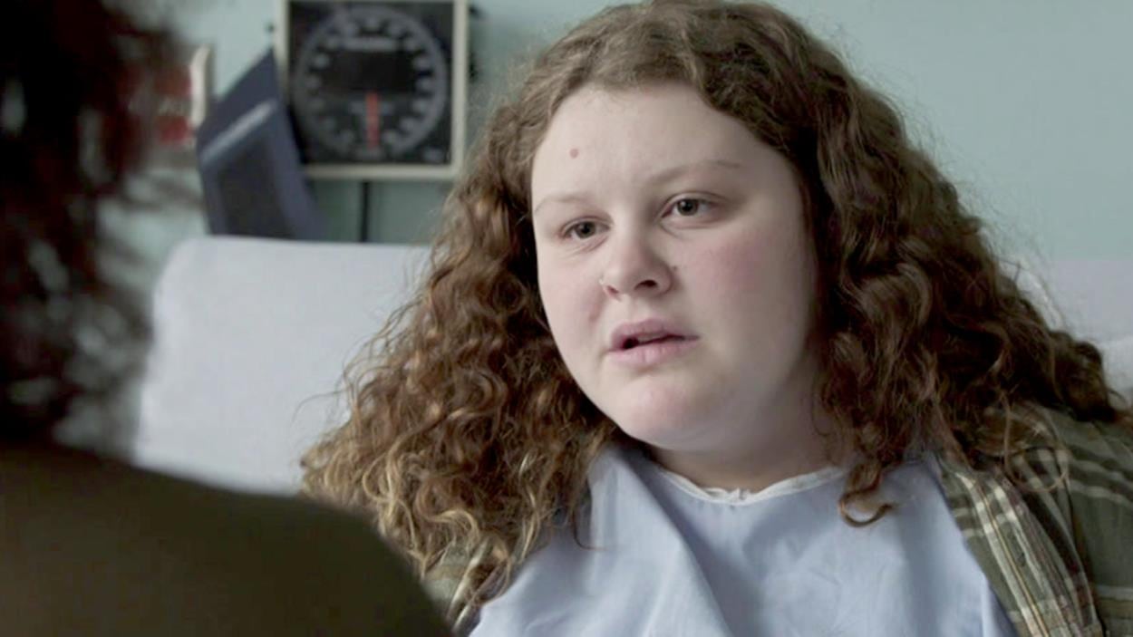Den est à l'hôpital. Elle parle avec Tina. Den est à l'hôpital. Elle parle avec Tina.