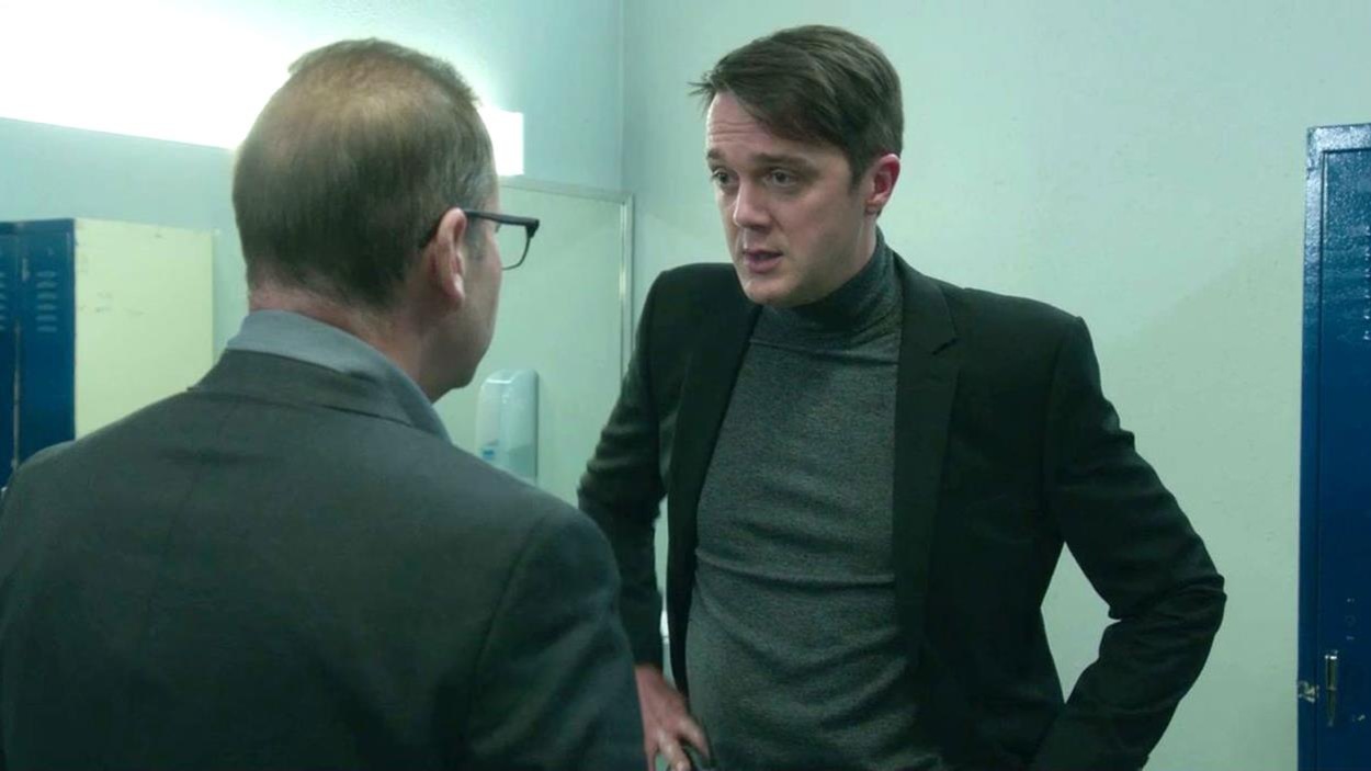 Patrick Bissonnette et Bruno Gagné en discussion dans les toilettes. Patrick Bissonnette et Bruno Gagné en discussion dans les toilettes.
