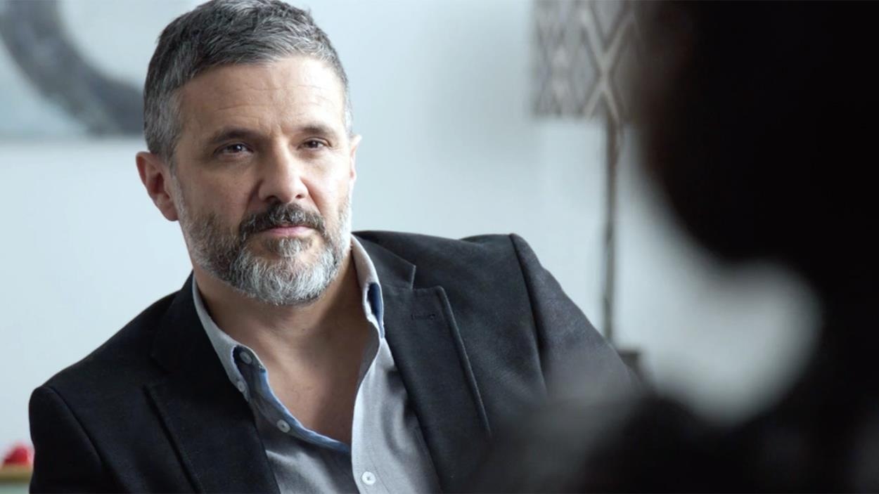 L'enquêteur discute dans son bureau L'enquêteur discute dans son bureau