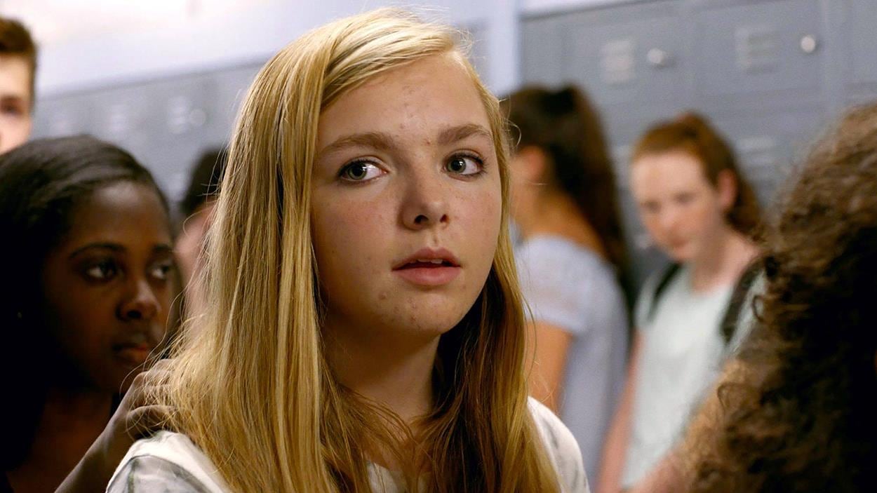 Gros program de la jeune comédienne blonde Elsie Fisher, dans un couloir d'école secondaire. Gros program de la jeune comédienne blonde Elsie Fisher, dans un couloir d'école secondaire.