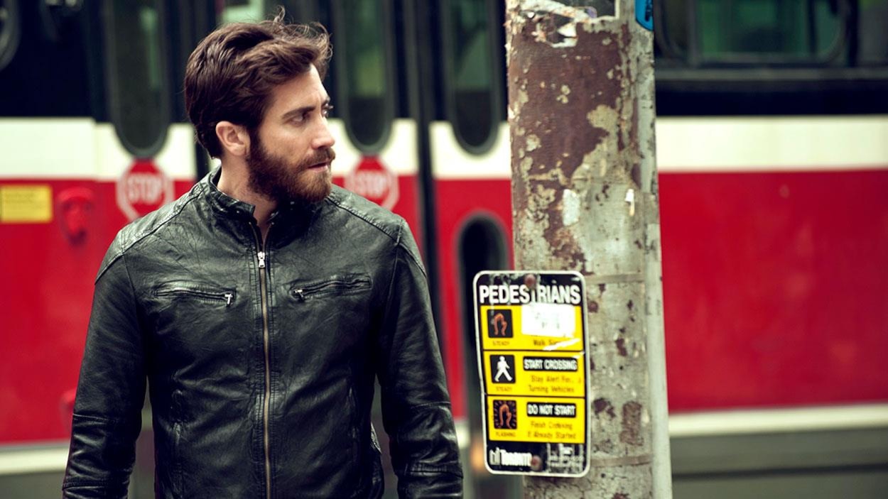 Un homme en blouson de cuir dans la rue. Un homme en blouson de cuir dans la rue.