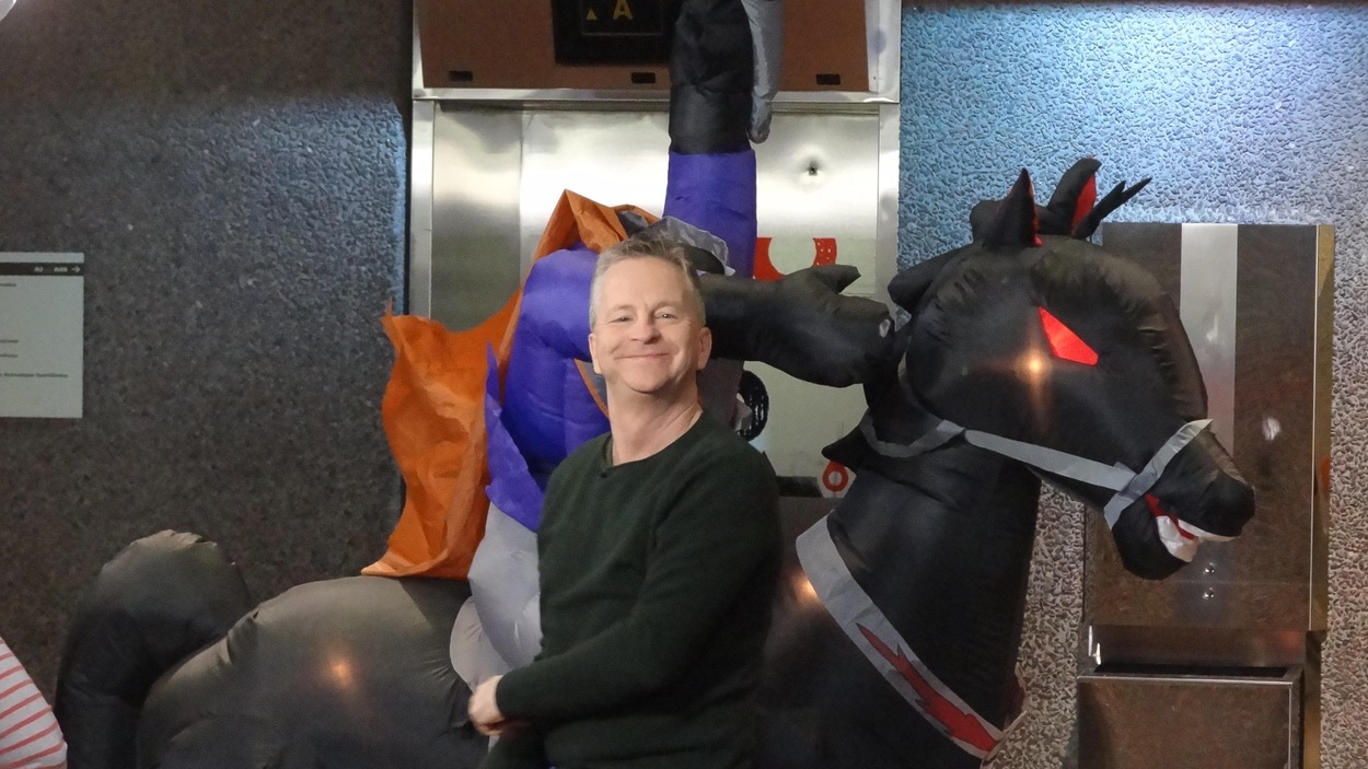 L'animateur est devant un cavalier sans tête.