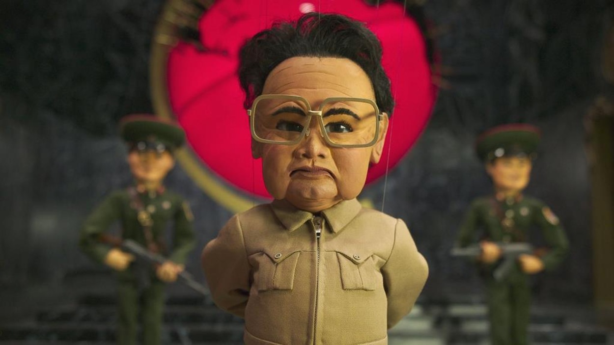 Une marionnette représentant un dictateur en costume sable et avec de grosses lunettes Une marionnette représentant un dictateur en costume sable et avec de grosses lunettes