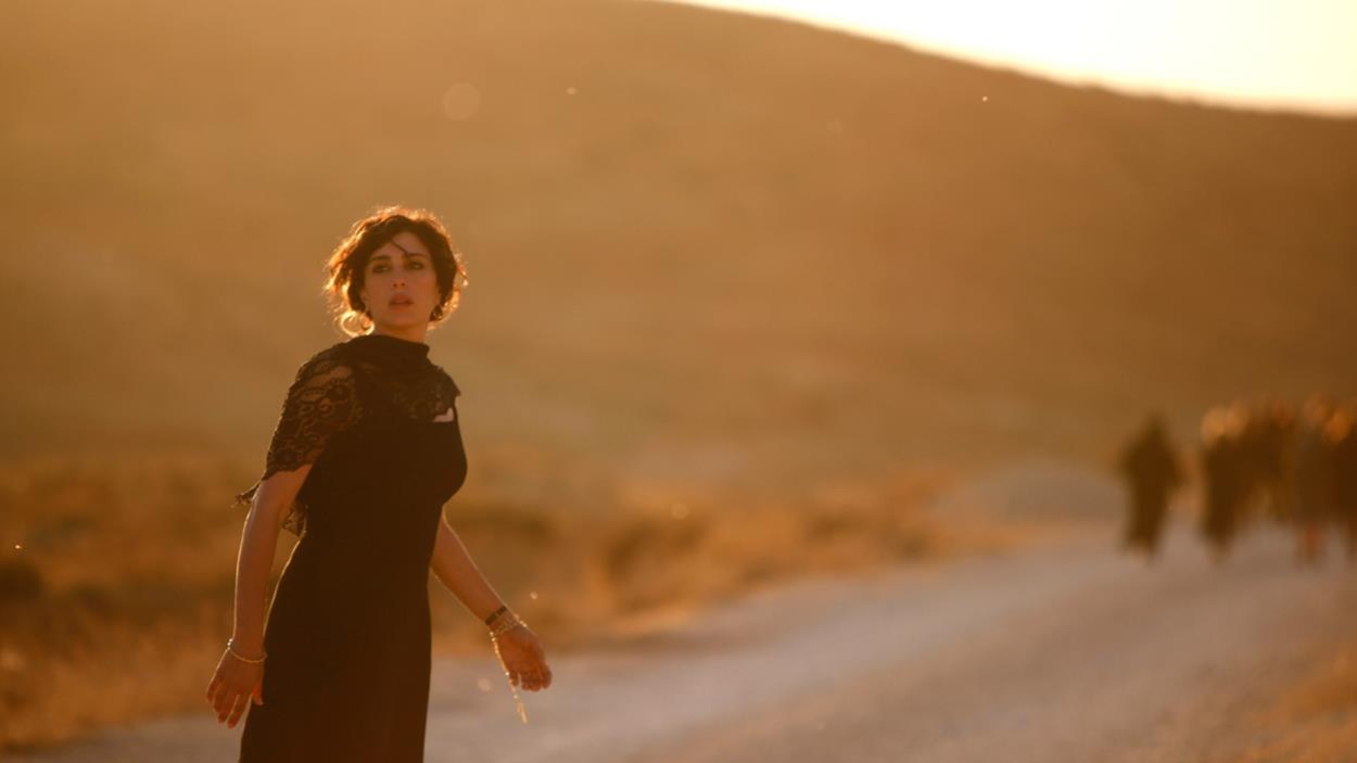 Une femme en noir, dans un désert. Une femme en noir, dans un désert.