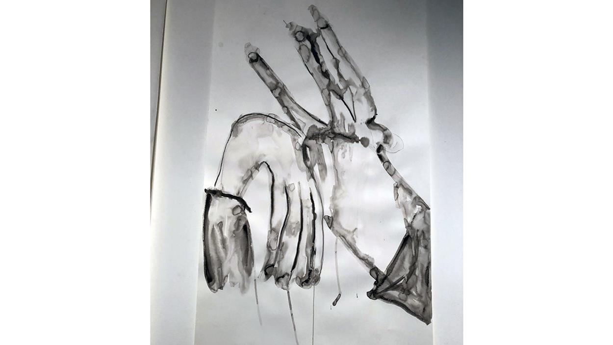 Des mains en noir et blanc, l'une vers le bas, l'autre vers le haut. Des mains en noir et blanc, l'une vers le bas, l'autre vers le haut.