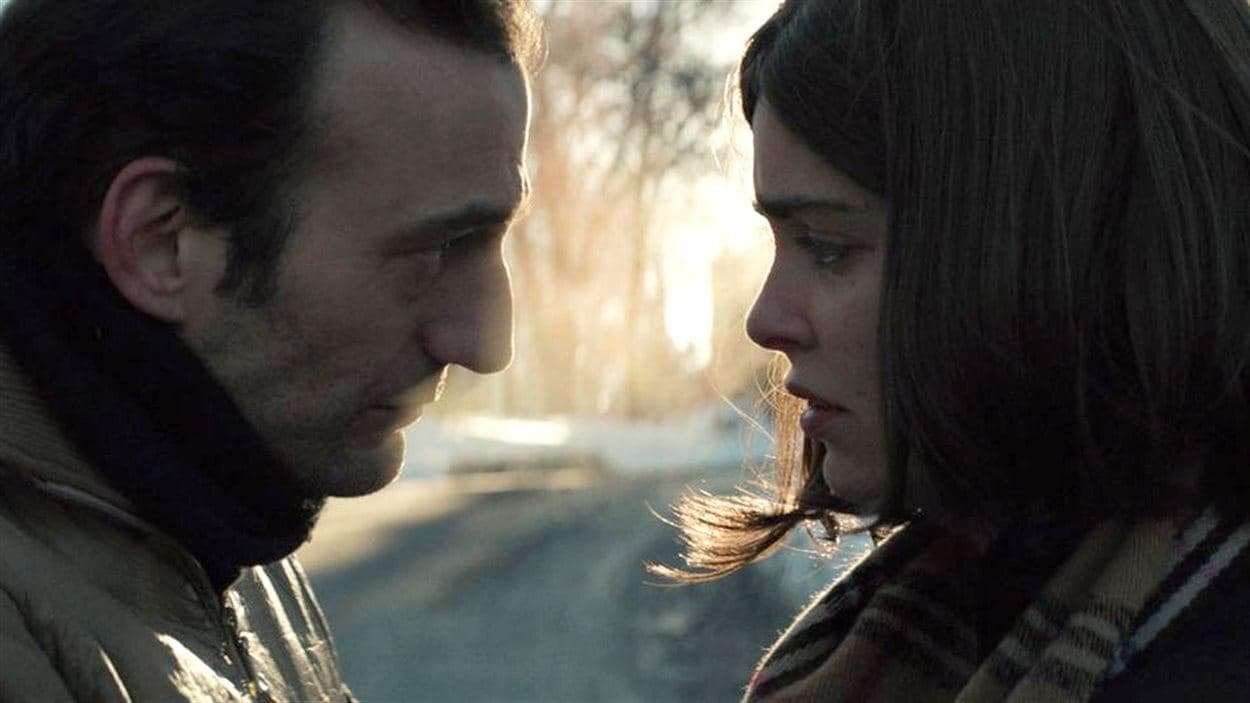 Un homme (Martin Dubreuil) et une femme (Yadas Haron) face à face, en gros plan. Un homme (Martin Dubreuil) et une femme (Yadas Haron) face à face, en gros plan.