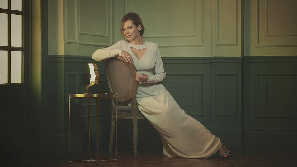 Magalie Lépine-Blondeau en robe de soirée au Gala des Prix Gémeaux. Magalie Lépine-Blondeau en robe de soirée au Gala des Prix Gémeaux.