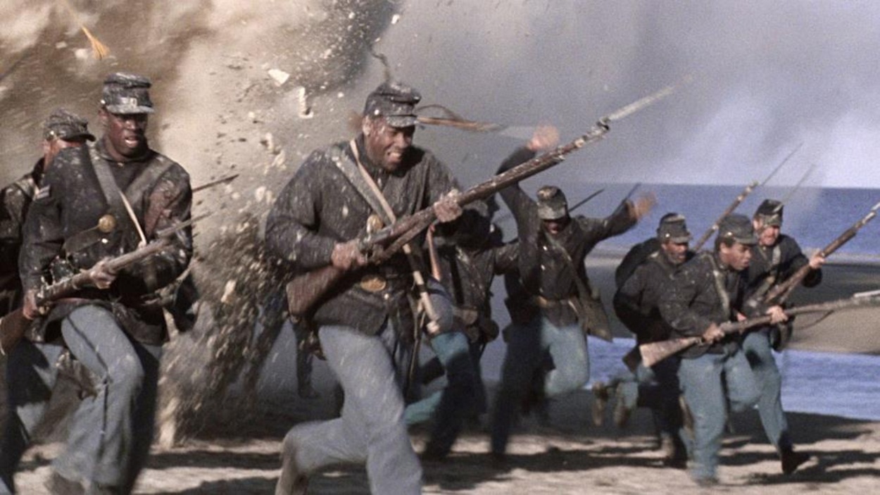 Un groupe de soldats noirs courant, fusils à la main. Un groupe de soldats noirs courant, fusils à la main.