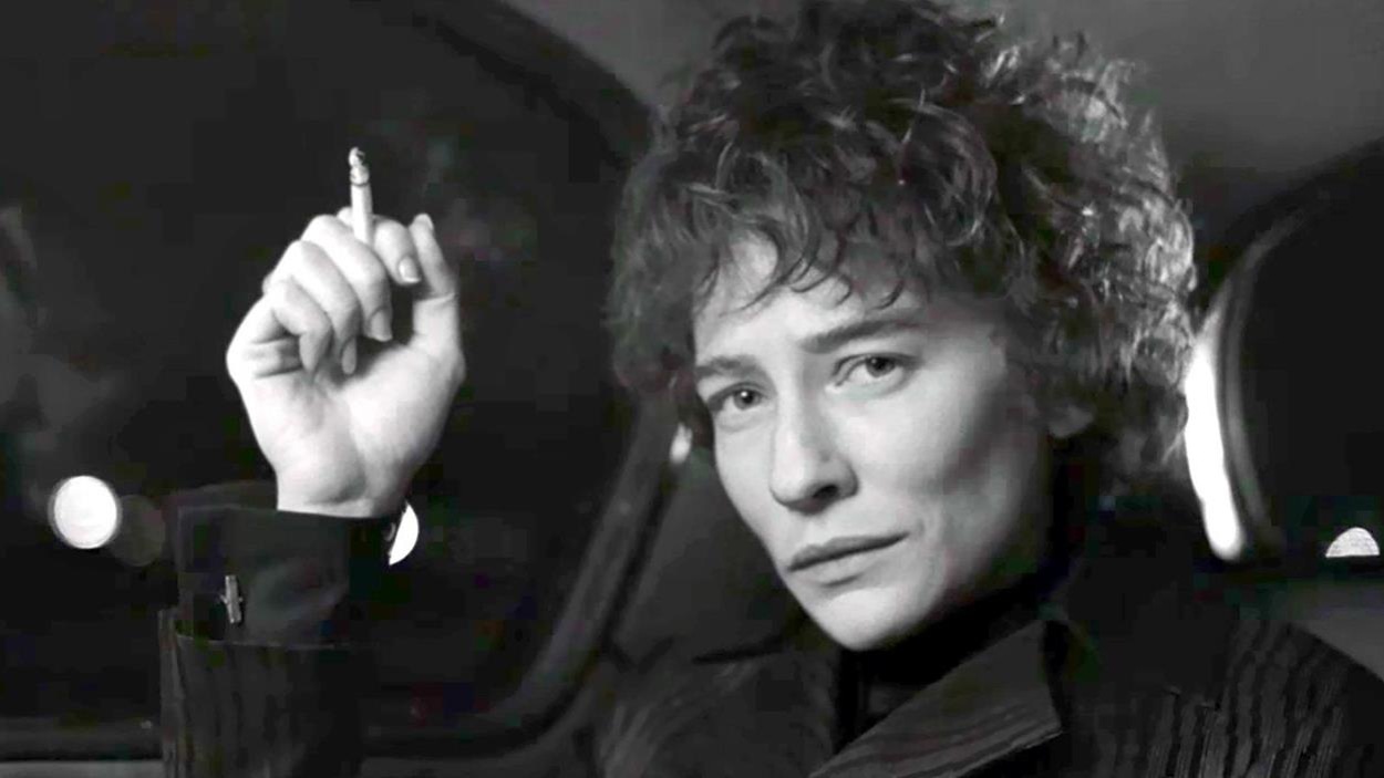 Une femme aux cheveux courts, en noir et blanc. Une femme aux cheveux courts, en noir et blanc.